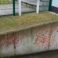 03-Graffitientfernung-in-Rostock-Garagentor-Fassade-reinigen-Farbe-einlesen
