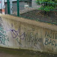 04-Graffitientfernung-in-Rostock-Garagentor-Fassade-reinigen-Farbe-einlesen
