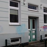06-Graffitientfernung-in-Rostock-Garagentor-Fassade-reinigen-Farbe-einlesen