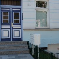 08-Graffitientfernung-in-Rostock-Garagentor-Fassade-reinigen-Farbe-einlesen