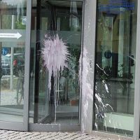 01-vandalismus-gewerkschaftshaus-rostock-fensterglas-mit-hochdruckreiniger-farbe-entfernen-rostock